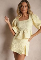 Żółte Spódnico-Spodenki High Waist w Ozdobne Kwiatuszki Nelzemis. Żółte szorty Renee, bez wzorów, eleganckie. W wyprzedaży za 99.99 zł.