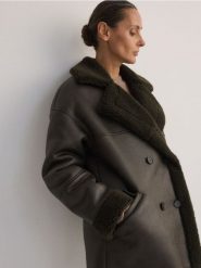 Kurtka z kożuchem - zielony. Zielone kurtki Reserved, l, bez wzorów, ze skóry, bez kaptura. W wyprzedaży za 179.99 zł.