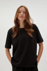 Bluzka z koralikami na rękawach czarna. Czarne bluzki MOODO, l, bez wzorów, z bawełny, bez kołnierzyka, bez ramiączek. Za 59.99 zł.