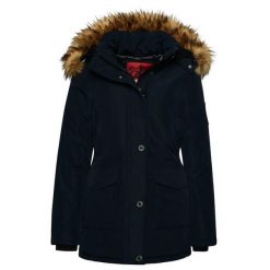 Damska parka z kapturem i syntetycznym futrem Superdry Everest. Niebieskie płaszcze Superdry, na zimę, xs, z aplikacjami, z polaru, casualowe, z kapturem. Za 814.00 zł.