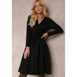 Czarna Sukienka Phlorinis. Czarne sukienki Renee, l, bez wzorów, z materiału, bez kołnierzyka, bez ramiączek, midi, dopasowane. W wyprzedaży za 143.99 zł.