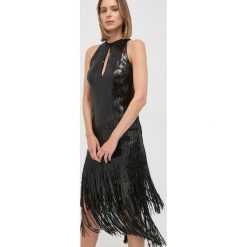 Pinko sukienka kolor czarny midi dopasowana. Czarne sukienki Pinko, bez wzorów, bez kołnierzyka, bez ramiączek, midi, dopasowane. Za 1,889.90 zł.