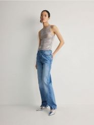 Bluzka z metalicznym efektem - srebrny. Szare bluzki Reserved, l, bez wzorów, z dzianiny, bez kołnierzyka, bez ramiączek. W wyprzedaży za 15.99 zł.