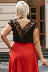 Bluzka wieczorowa elegancka z ozdobną koronką ADELINA czarna. Czarne bluzki KARKO, plus size, bez wzorów, z jeansu, eleganckie, bez kołnierzyka, plus size, bez ramiączek. Za 79.50 zł.