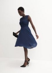 Sukienka mini z koronką. Niebieskie sukienki bonprix, bez wzorów, z koronki, eleganckie, bez kołnierzyka, bez ramiączek, mini. Za 309.99 zł.