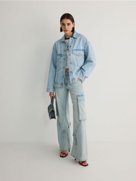 Kurtka jeansowa oversize - niebieski. Niebieskie kurtki Reserved, l, bez wzorów, z bawełny, bez kaptura. W wyprzedaży za 65.99 zł.