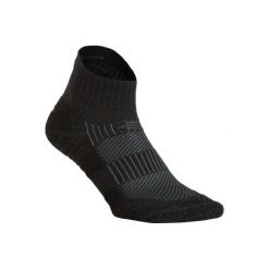 Skarpetki do chodzenia WS 500 Low czarne. Czarne skarpetki NEWFEEL, bez wzorów, z elastanu. Za 14.99 zł.