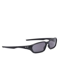 Okulary przeciwsłoneczne Oakley. Czarne okulary przeciwsłoneczne Oakley, bez wzorów. Za 609.99 zł.