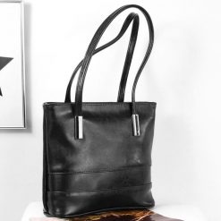 Skórzana torebka damska DAN-A T391 czarna. Czarne torebki klasyczne DAN-A, bez wzorów, ze skóry, bez dodatków. Za 289.99 zł.