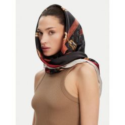 Chusta Guess. Czarne chusty Guess, z aplikacjami. Za 229.99 zł.