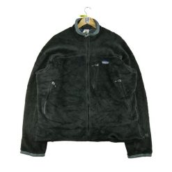 Second life - Kurtka polarowa Retro dla kobiet - Stan dobry. Czarne kurtki Patagonia, bez wzorów, z polaru, retro, bez kaptura. Za 211.46 zł.