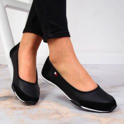 Skórzane baleriny damskie ażurowe czarne Filippo DP142. Czarne baleriny Filippo, w ażurowe wzory, ze skóry, bez obcasa, bez zapięcia. Za 139.99 zł.