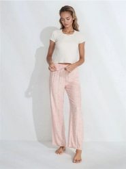 Bawełniana piżama dwuczęściowa ze spodniami w kratkę - kremowy. Białe piżamy Sinsay, l, bez wzorów, z bawełny, bez kołnierzyka, bez ramiączek. Za 59.99 zł.