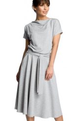 Rozkloszowana sukienka midi z paskiem w talii zbluzowana góra szara. Szare sukienki Sukienki.shop, do pracy, l, bez wzorów, z bawełny, biznesowe, bez kołnierzyka, bez ramiączek, midi, dopasowane. Za 209.00 zł.