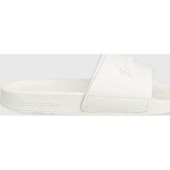 Juicy Couture klapki damskie kolor biały. Białe klapki Juicy Couture, bez wzorów, z gumy, bez obcasa, na płaskiej podeszwie, bez zapięcia. Za 209.99 zł.