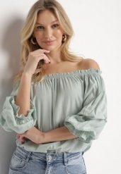 Niebieska Bluzka z Wiskozą Dekoltem w Łódkę i Falbanami Fenalora. Niebieskie bluzki Born2be, bez wzorów, z jeansu, eleganckie, bez kołnierzyka, bez ramiączek. Za 79.99 zł.
