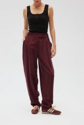 Eleganckie spodnie z przeszyciami w kolorze BORDO - EMBER-XS/S. Spodnie materiałowe Marsala, bez wzorów, z gumy, biznesowe. Za 399.90 zł.
