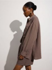Koszula oversize z wiskozą - brązowy. Brązowe koszule Reserved, l, bez wzorów, z dzianiny, bez kołnierzyka, bez ramiączek. W wyprzedaży za 49.99 zł.