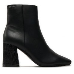 Botki DKNY. Czarne botki DKNY, bez wzorów, bez obcasa, na słupku, bez zapięcia. Za 369.99 zł.