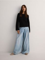 Sweter z wiskozą - czarny. Czarne swetry Reserved, l, bez wzorów, z dzianiny, bez ramiączek. W wyprzedaży za 69.99 zł.