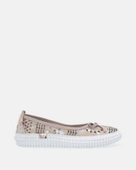 SKÓRZANE BALERINY Z KOLOROWYM NADRUKIEM 400158 BEIGE PRI. Brązowe baleriny Venezia, bez wzorów, z nubiku, bez obcasa, bez zapięcia. Za 299.00 zł.
