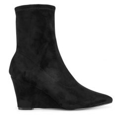 Botki JENNY. Czarne botki Jenny, bez wzorów, bez obcasa, na koturnie, bez zapięcia. Za 169.99 zł.