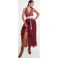 Sukienka TWINSET. Czerwone sukienki Twinset Milano, bez wzorów, z tiulu, bez kołnierzyka, bez ramiączek, maxi. Za 1,299.00 zł.