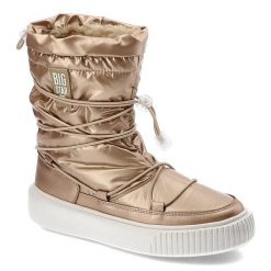 Śniegowce damskie Big Star, z połączenia materiału tekstylnego i syntetycznego z pikowaną metaliczną cholewką regulowanym sznurowaniem, beżowe, KK274. Brązowe botki BIG STAR, bez wzorów, ze skóry ekologicznej, retro, bez obcasa, na platformie, bez zapięcia. Za 209.00 zł.