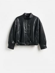 Kurtka bomberka z imitacji skóry - czarny. Czarne kurtki Reserved, l, bez wzorów, ze skóry, bez kaptura. Za 359.99 zł.