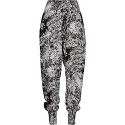 Spodnie Damskie Sarong. Białe spodnie sportowe Urban Classics, bez wzorów, długie. Za 104.99 zł.