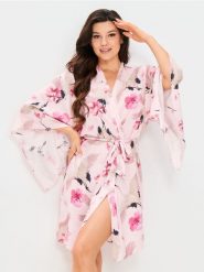 Wzorzysty szlafrok z paskiem z szerokimi rękawami - różowy. Czerwone szlafroki damskie Sinsay, l, bez wzorów, bez ramiączek. Za 59.99 zł.