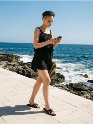 Kombinezon na ramiączkach z wiskozą i domieszką lnu - czarny. Czarne kombinezony Sinsay, l, bez wzorów, z wiskozy, bez kołnierzyka, bez ramiączek. Za 59.99 zł.