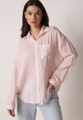 Różowa Koszula o Kroju Oversize z Tencelu w Paski Ozdobiona Haftem Tidine. Czerwone koszule Born2be, uniwersalny, bez wzorów, z jeansu, biznesowe, bez kołnierzyka, bez ramiączek. Za 89.99 zł.
