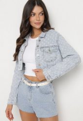 Jasnoniebieska Kurtka Jeansowa o Krótkim Kroju Zdobiona Przetarciami Zaritia. Niebieskie kurtki Born2be, l, z aplikacjami, z jeansu, eleganckie, bez kaptura. Za 129.99 zł.