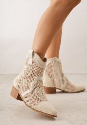 Beżowe Botki Kowbojki na Stożku z Ażurową Cholewką z Haftem Isarna. Brązowe botki Renee, w ażurowe wzory, z jeansu, boho, bez obcasa, na obcasie, bez zapięcia. Za 149.99 zł.