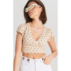 Krótka bluzka z wiązaniem - Kremowy. Bluzki marki Cropp. Za 49.99 zł.