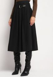 Czarna Rozkloszowana Spódnica Preppy Plisowana Ozdobiona Paskiem z Klamrą Setira. Czarne spódnice Born2be, do pracy, l, bez wzorów, biznesowe, midi, proste. W wyprzedaży za 169.99 zł.