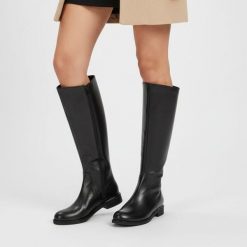 Kozaki damskie Armodo, wysoka cholewka ze skóry naturalnej na zamek na płaskim obcasie, czarne, 70150-S. Czarne kozaki Armodo, na zimę, bez wzorów, ze skóry, eleganckie, przed kolano, bez obcasa, na obcasie, bez zapięcia. Za 433.99 zł.