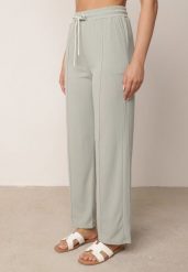 Zielone Szerokie Spodnie z Prążkowanej Tkaniny z Wysokim Stanem Sarora. Zielone spodnie materiałowe Born2be, bez wzorów, z jeansu, z podwyższonym stanem. Za 59.99 zł.