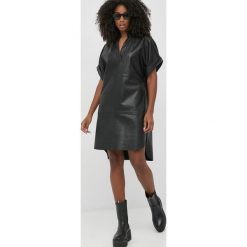 Notes du Nord sukienka skórzana kolor czarny mini oversize. Czarne sukienki Notes du Nord, bez wzorów, bez kołnierzyka, bez ramiączek, mini, oversize. Za 2,189.90 zł.