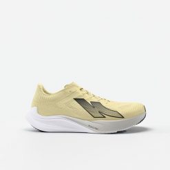 Buty do biegania damskie Kiprun KD900 light. Szare buty do biegania KIPRUN, bez wzorów, z kauczuku, bez zapięcia, do biegania. Za 449.99 zł.