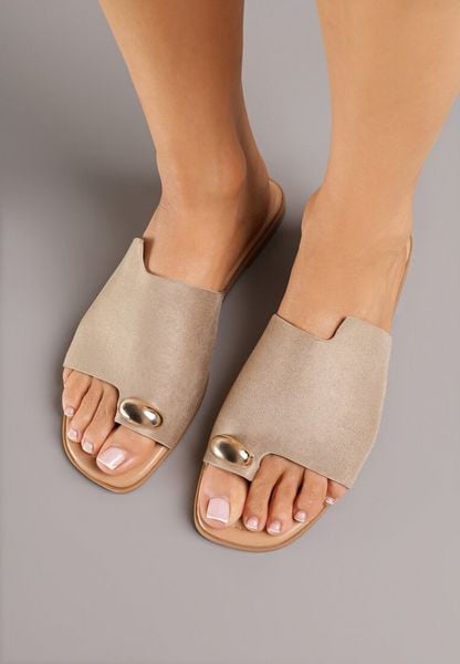 Ciemnobeżowe Klapki Vices w Stylu Japonek Ozdobione Metaliczną Aplikacją Ardellia. Brązowe klapki Renee, z aplikacjami, eleganckie, bez obcasa, na płaskiej podeszwie, bez zapięcia. Za 54.99 zł.