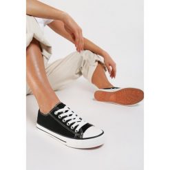 Czarno-Białe Trampki w Klasycznym Stylu z Niską Cholewką Doriabel. Czarne trampki Renee, bez wzorów, z gumy, klasyczne, przed kostkę, bez zapięcia. W wyprzedaży za 39.99 zł.