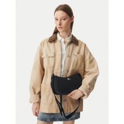 Torebka Tommy Jeans. Czarne torebki klasyczne Tommy Jeans, bez wzorów, z jeansu, klasyczne, bez dodatków. Za 249.99 zł.