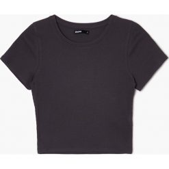 Ciemnoszary t-shirt - Szary. Szare t-shirty Cropp, l, bez wzorów, bez kołnierzyka, bez ramiączek. Za 29.99 zł.