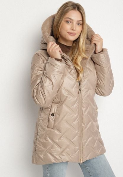 Ciemnobeżowa Pikowana Kurtka z Kapturem i Futrzaną Wyściółką Navea. Brązowe kurtki Born2be, plus size, bez wzorów, z dzianiny, biznesowe, z kapturem. Za 169.99 zł.