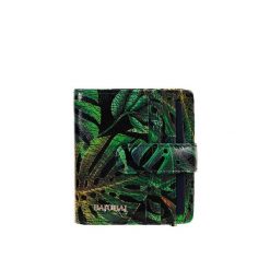 Mały portfel damski BajuBaj z naturalnej skóry licowej – funkcjonalny i stylowy PD1042s161. Zielone portfele bez wzorów, ze skóry. Za 128.25 zł.