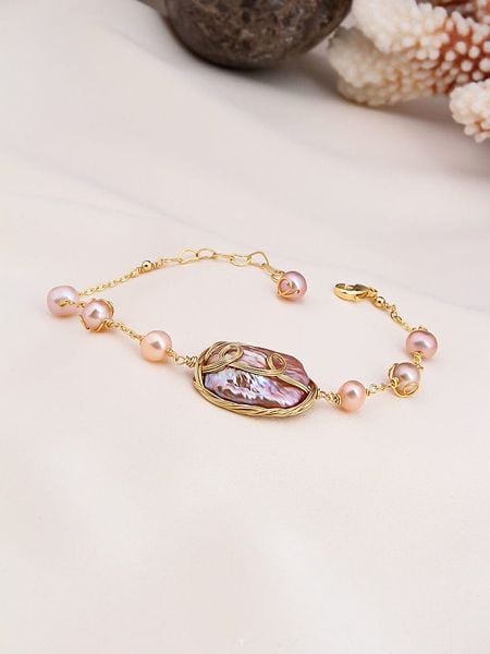 Pierres delicates Pozłacana bransoletka z perłami rozmiar: onesize. Różowe bransoletki Pierres delicates, z perłą, pozłacane. Za 65.99 zł.