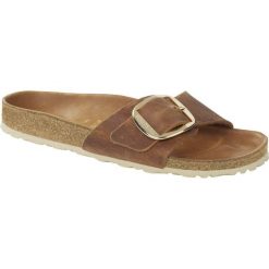 Klapki damskie Birkenstock Madrid Big Buckle Cognac Natural Leather. Brązowe klapki Birkenstock, bez wzorów, z materiału, bez obcasa, bez zapięcia. Za 531.00 zł.