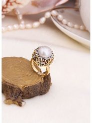 L'Atelier de Gaia Pozłacany pierścionek z perłą i cyrkoniami rozmiar: onesize. Białe pierścionki L'Atelier de Gaia, z cyrkonią, pozłacane. Za 108.74 zł.